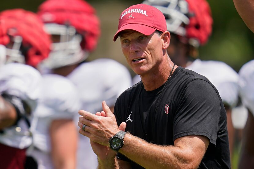 Oklahoma coach Brent Venables applauds during the NCAA college football team's practice...