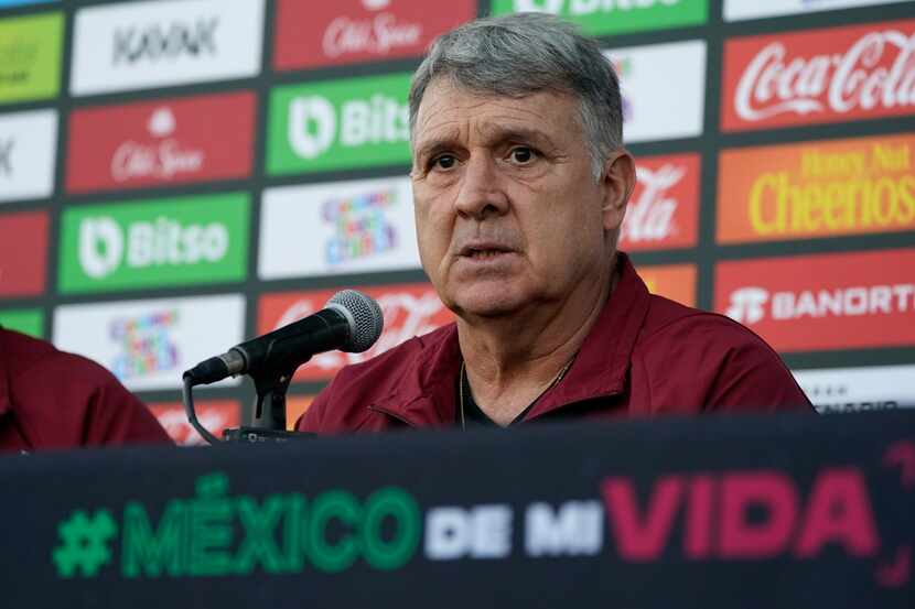 El argentino Gerardo Martino, técnico de la selección de México, habla en una conferencia de...