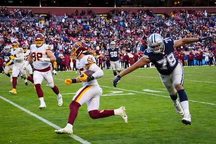 El tackle de los Dallas Cowboys, Terence Steele (78), persigue al apoyador de Washington,...