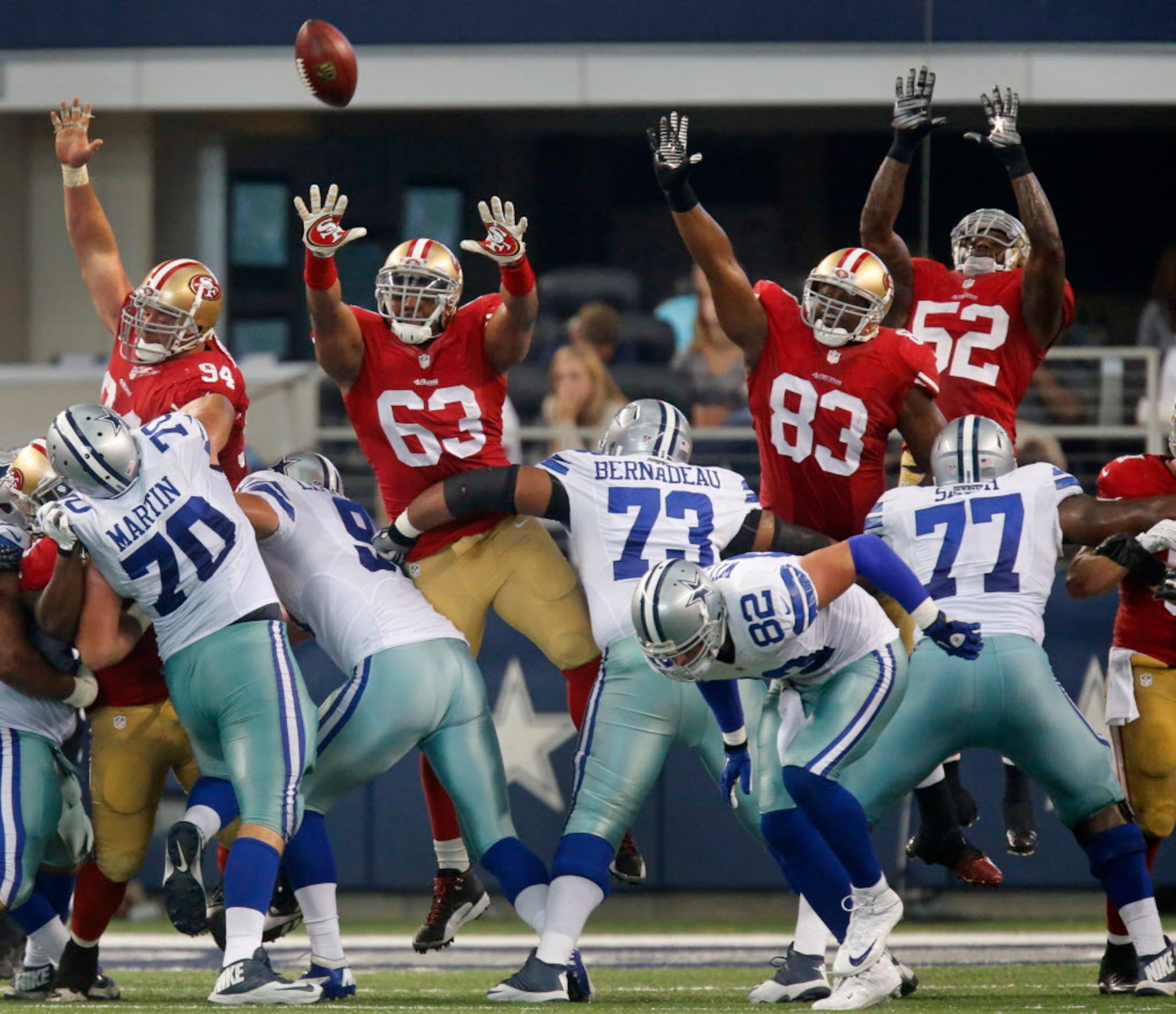 PHILADELPHIA, PA - OCTOBER 16: Dallas Cowboys Offensive Guard Zack Martin  (70) blocks Philadelphia