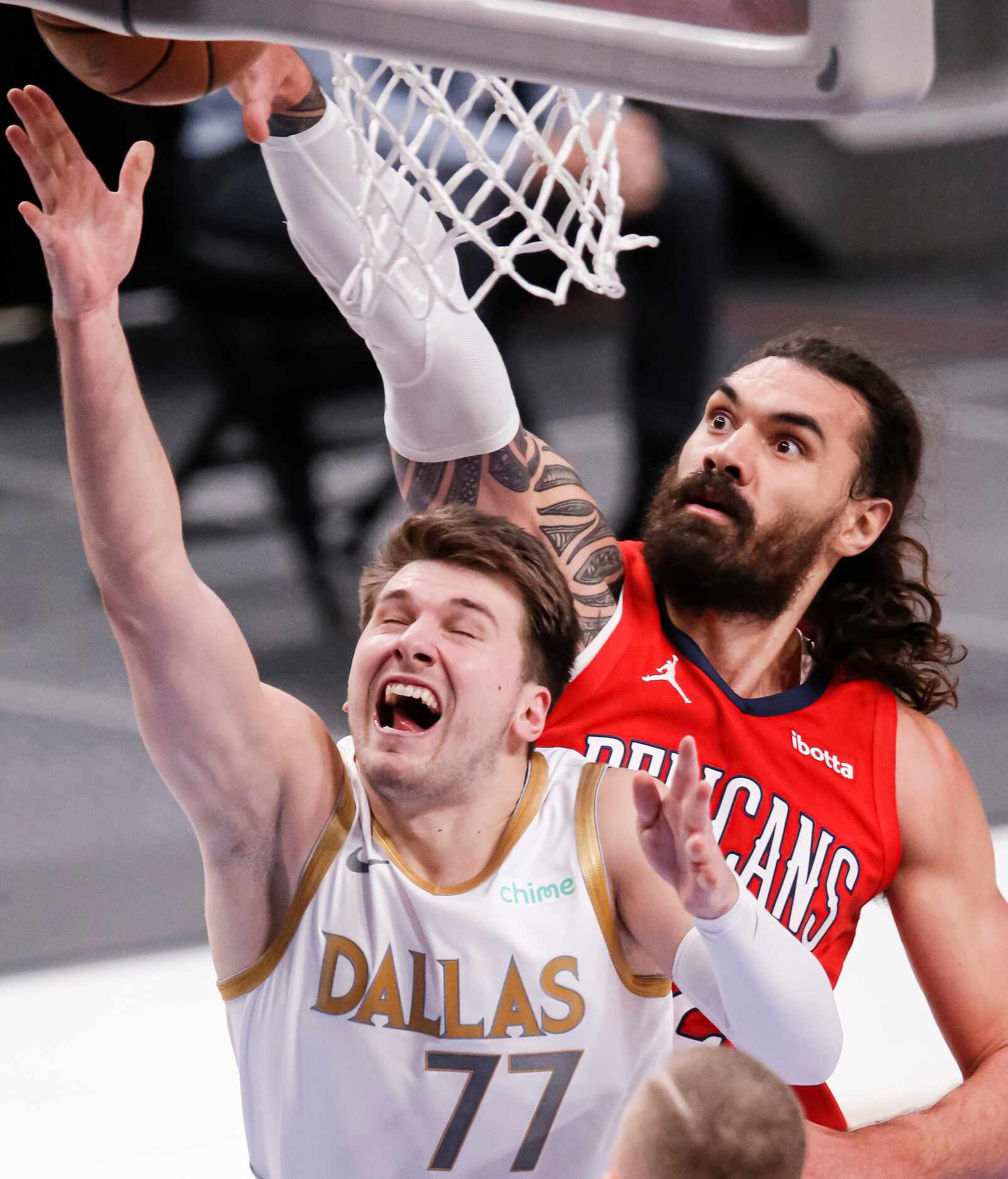 Dallas Mavericks guard Luka Doncic (77) attempts a layup as New Orleans Pelicans forward...