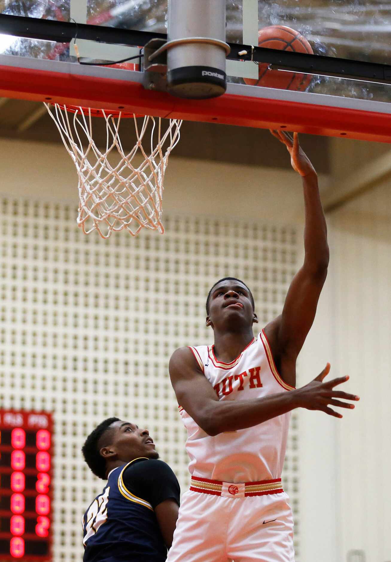 South Grand Prairie's Jaden Flournoy (1) attempts a layup in front of Arlington Lamar's...