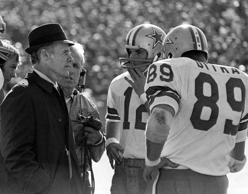 Dallas Cowboys coach Tom Landry talks with quaterback Roger Staubach (12) and tight end Mike...