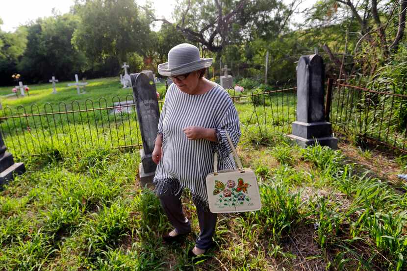 Alicia Jackson Flores recorre el Cementerio Eli Jackson de San Juan, Texas, el 1ro de mayo...