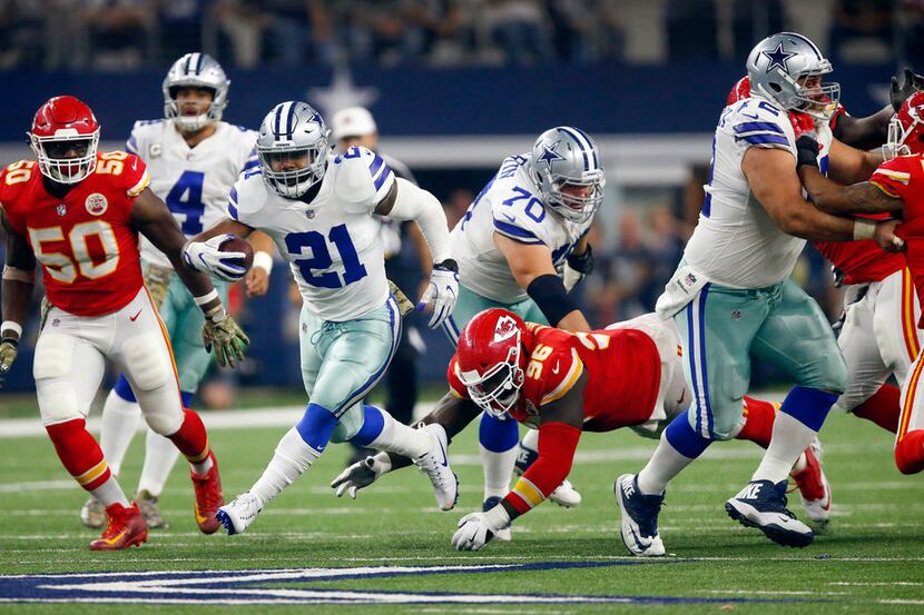 Dallas Cowboys running back Ezekiel Elliott (21) outraces the Kansas City Chiefs defense in...
