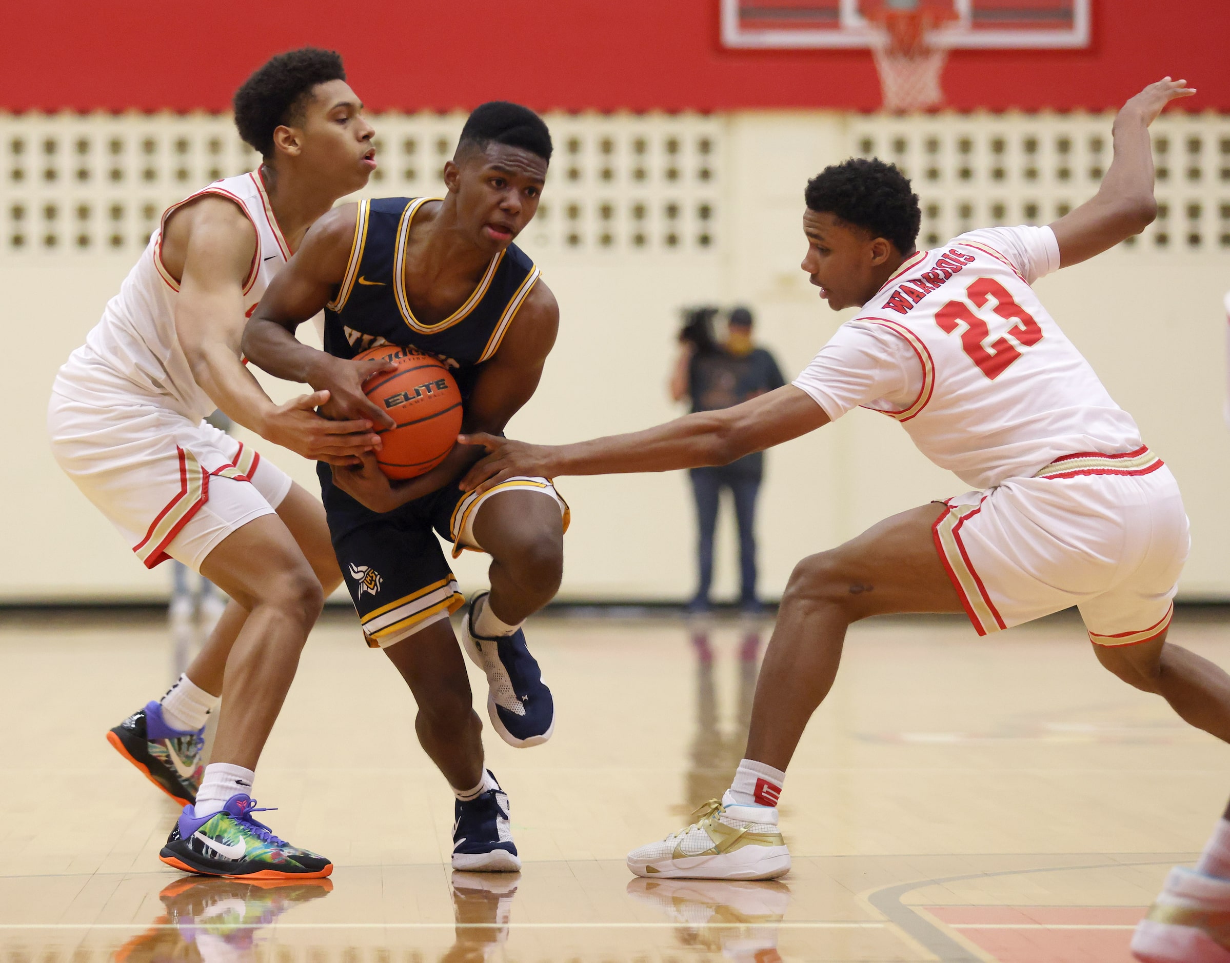 Arlington Lamar's Jalen Ware-Williams (1) splits South Grand Prairie's Jordan Roberts (2)...