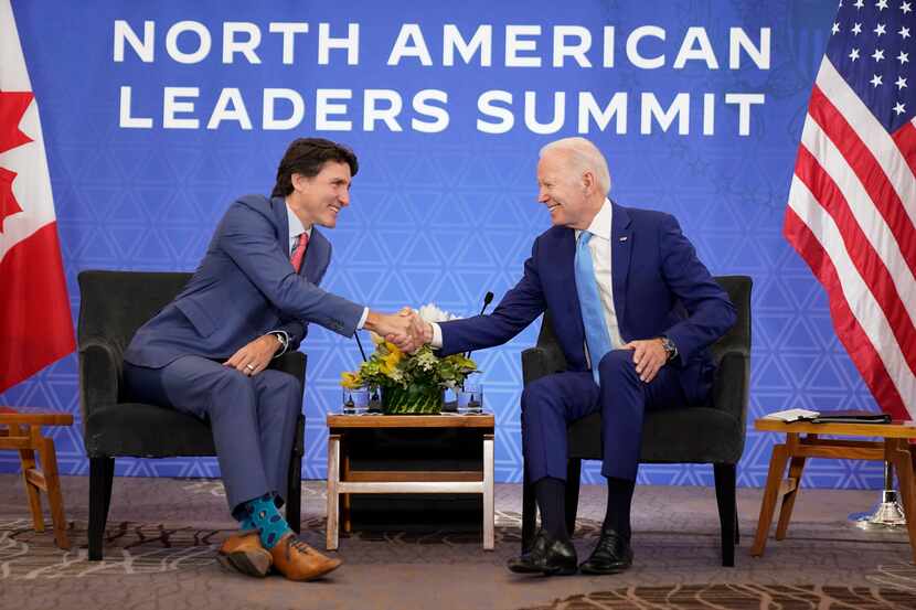 El presidente estadounidense Joe Biden con el primer ministro canadiense Justin Trudeau en...