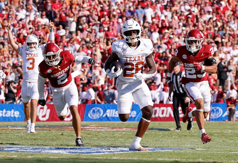 Texas Longhorns running back Quintrevion Wisner (26) outraces Oklahoma Sooners defensive...