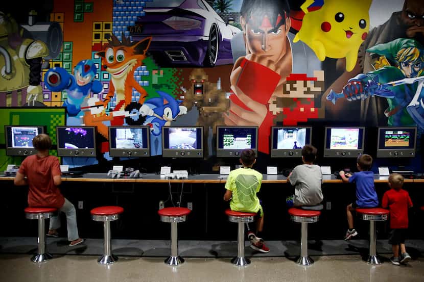 Niños juegan videojuegos en el National Videogame Museum de Frisco.