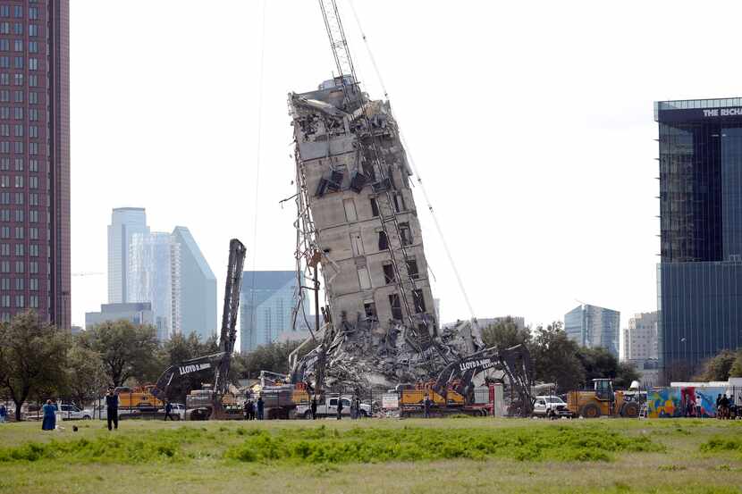 La demolición de la llamada Torre Inclinada de Dallas ha tomado más tiempo de lo previsto.