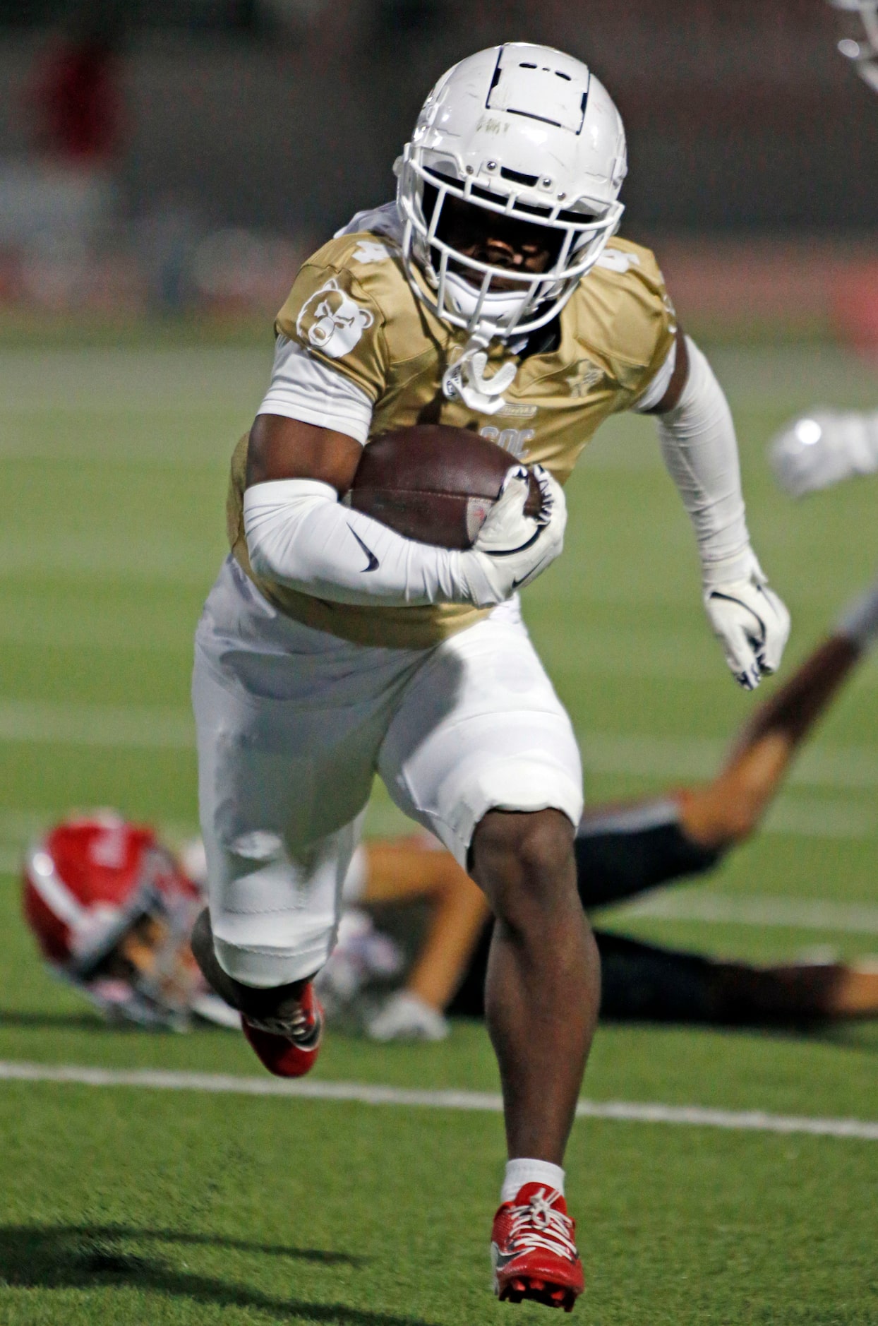 South Oak Cliff High’ s Levon Morton (4) runs for a touchdown during the first quarter of a...