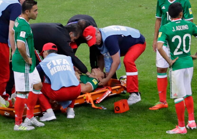 Carlos Salcedo salió del partido en camilla. Foto AP