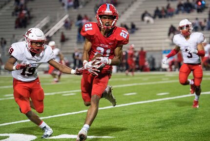 Skyline running back Dakerrius Lewis (21) makes a catch as Coppell junior linebacker Xavier...