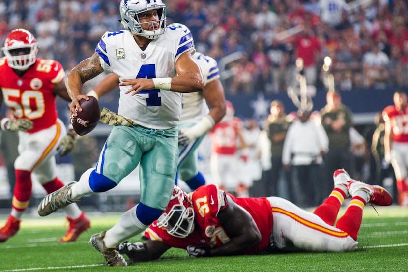 Dallas Cowboys quarterback Dak Prescott (4) gets away from Kansas City Chiefs defensive end...
