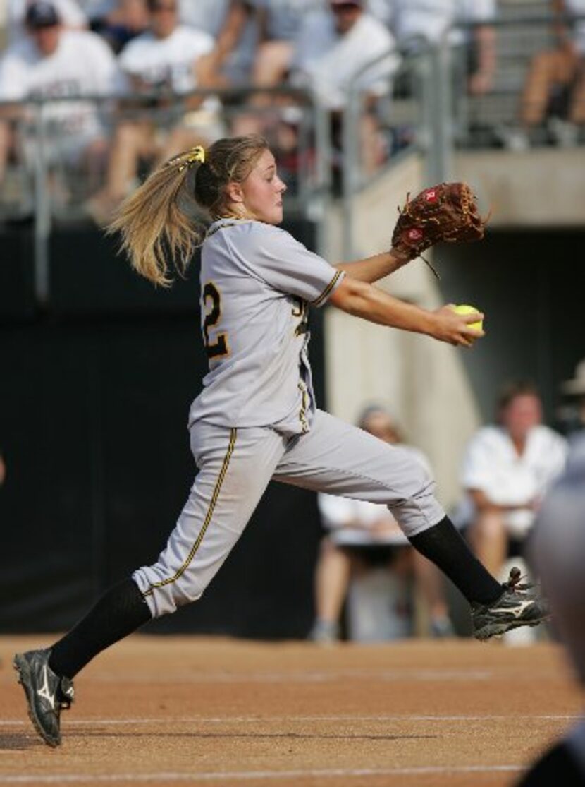 ORG XMIT: *S0416804270* Garland High School pitcher Tomi Garrison delivers a pitch against...