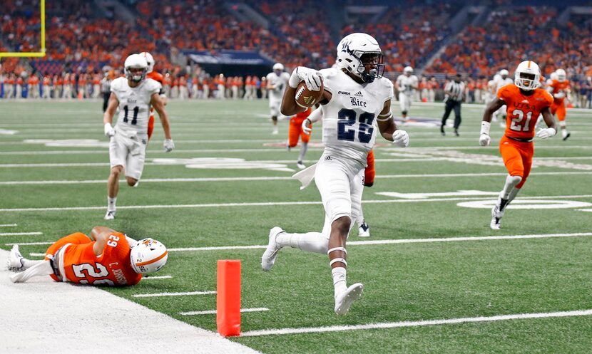 Rice wide receiver Aaron Cephus (28) scores a touchdown ahead of UTSA cornerback Clayton...