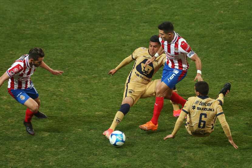 Chivas se llevó el domingo un triunfo de 2-1 sobre Pumas en el cierre de la octava fecha del...