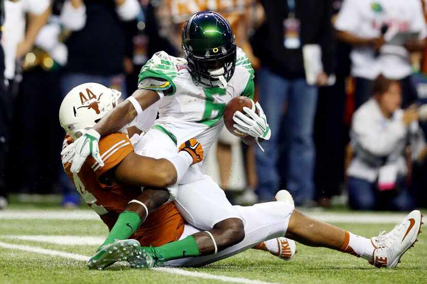 Oregon running back De'Anthony Thomas #6 is tackled by Texas defensive end Jackson Jeffcoat...