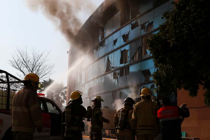 Bomberos trabajan para extinguir un incendio en la sede del gobierno del estado de Guerrero...