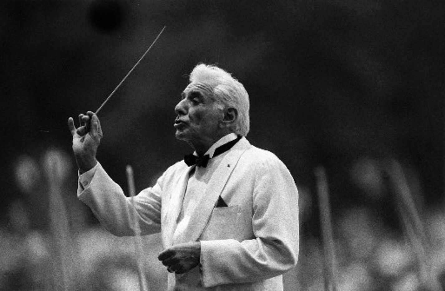  Leonard Bernstein conducts the New York Philharmonic Orchestra in  August 1986 in Central...