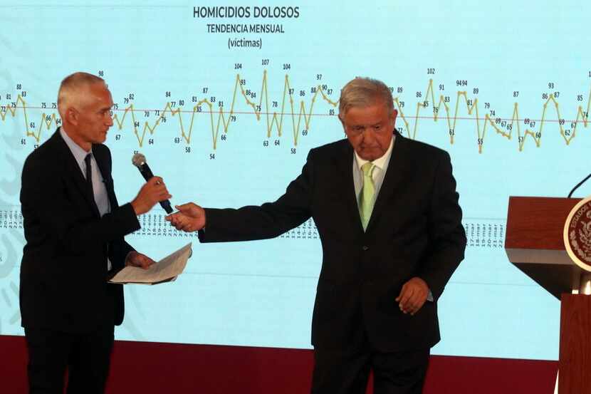 El periodista Jorge Ramos formula una pregunta al presidente de México, Andrés Manuel López...
