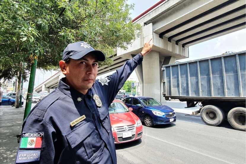 El oficial de policía Raúl Huerta evitó que una joven de 21 años se tirara de un puente...