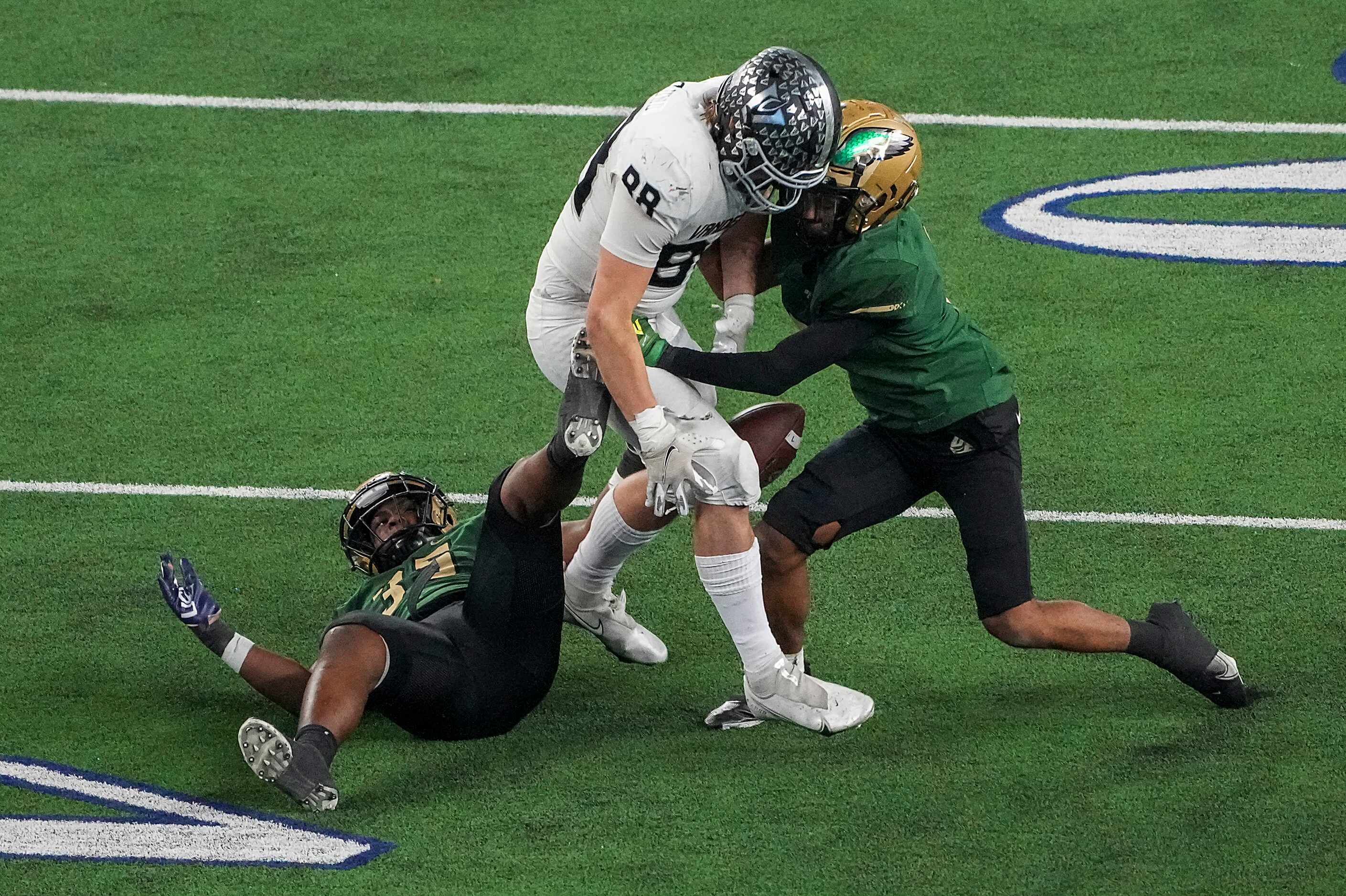 Austin Vandegrift tight end Jase Skoglund (88) can’t hold on to a pass as DeSoto linebacker ...