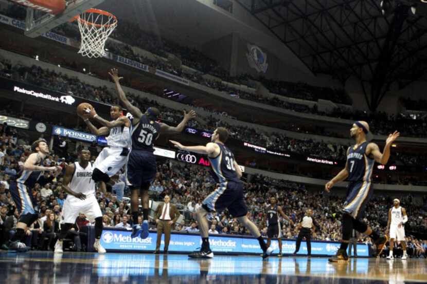 Dallas Mavericks shooting guard Monta Ellis (11) drives to the basket during the second half...