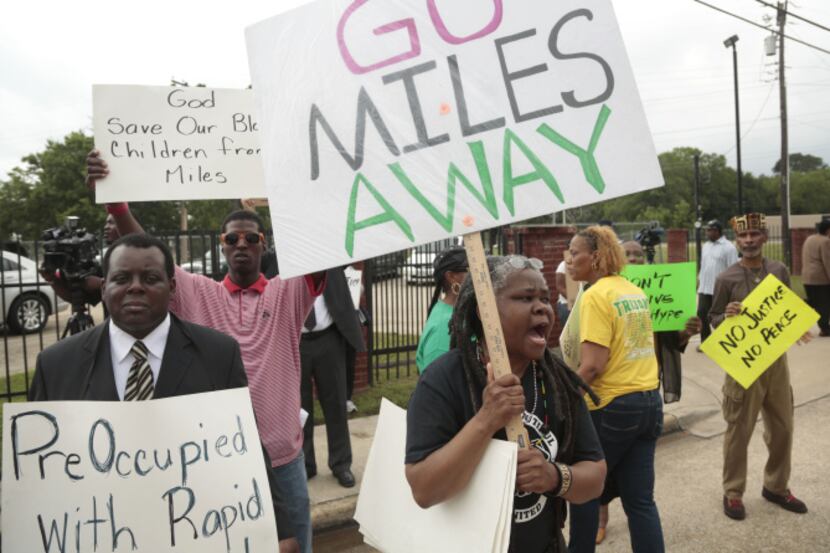 Alpha Thomas (center) of Dallas was among about 20 protesters Sunday at a South Dallas...