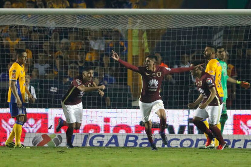 Edson Álvarez celebra su gol para el América en la final de vuelta del Apertura. Foto AP