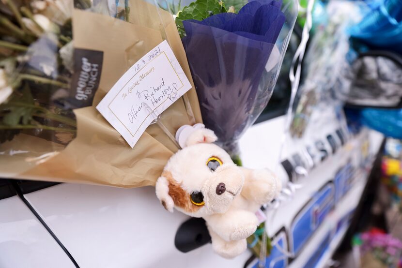 Flowers and a note left at the memorial for Mesquite police Officer Richard Lee Houston II...