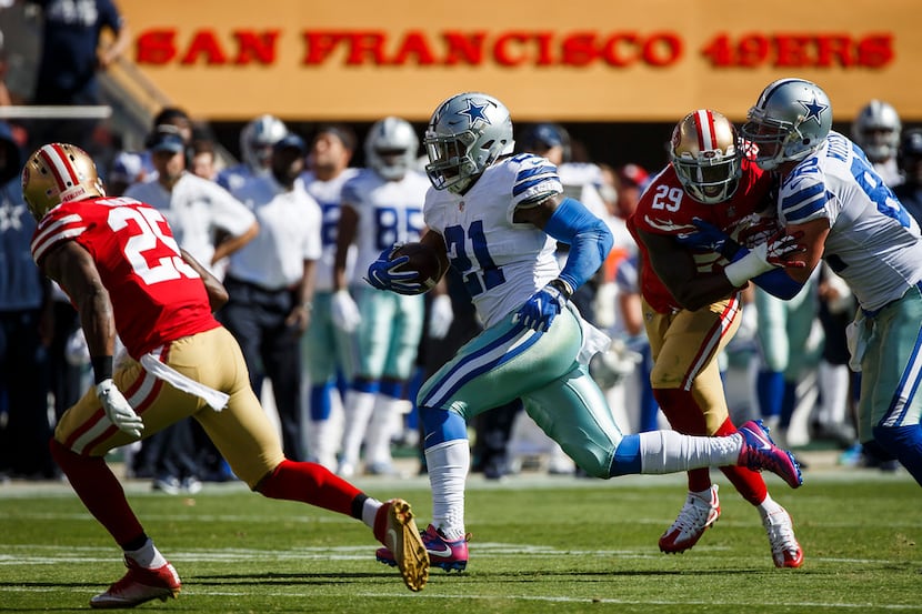 Dallas Cowboys running back Ezekiel Elliott (21) races through the San Francisco 49ers...