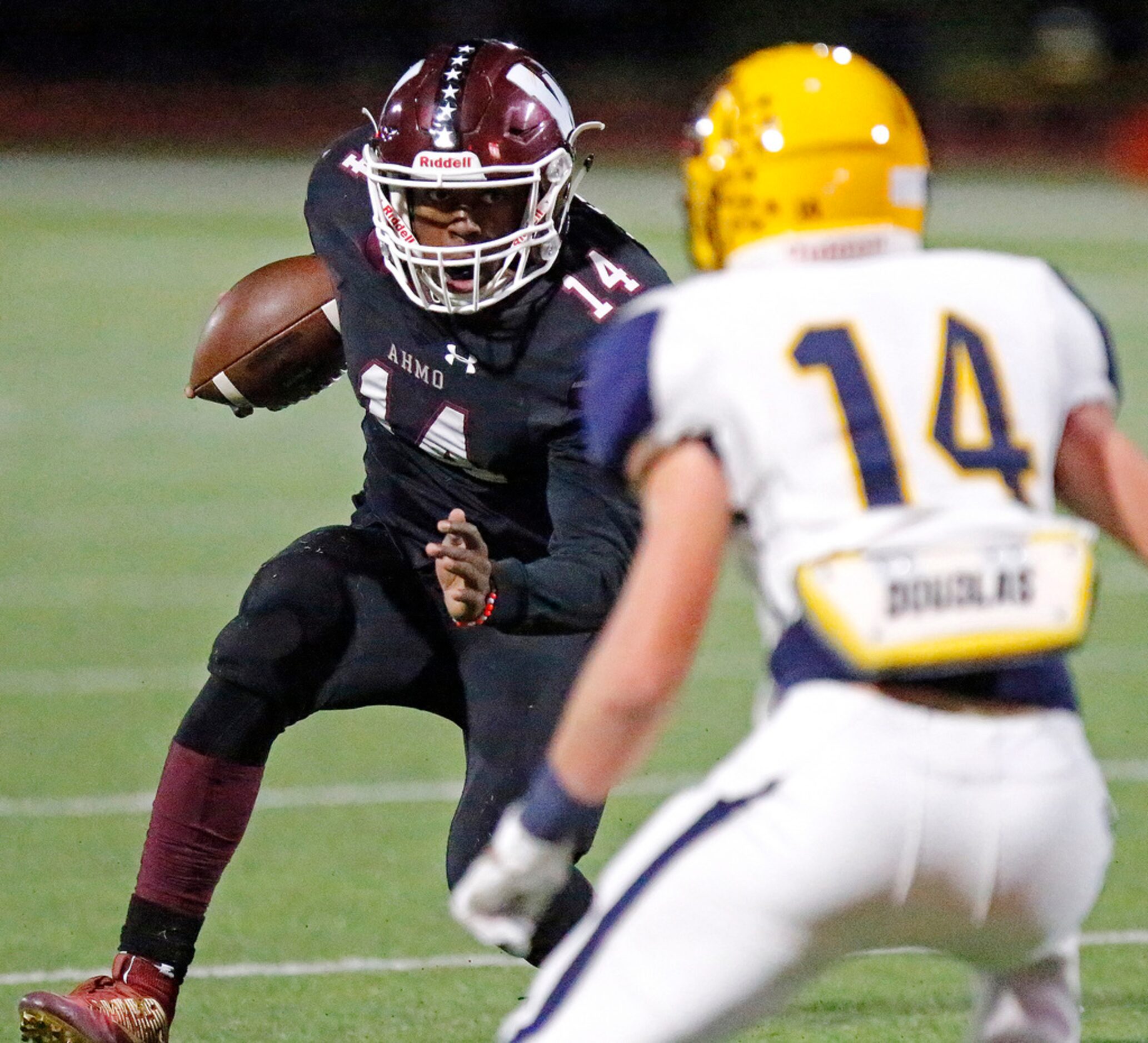 Wylie High School quarterback Rashad Dixon (14) runs the ball in the red zone as McKinney...