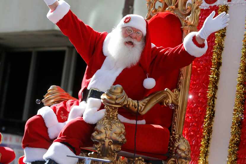 Santa Claus durante el Dallas Holiday Parade del año pasado por el centro de la ciudad.