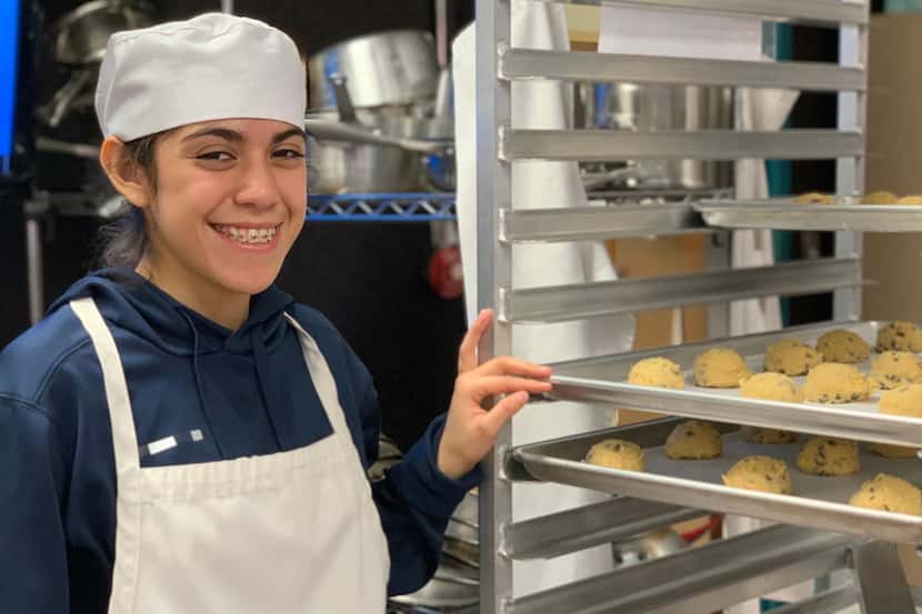 Ángeles Lechuga, 18, fue la jefa de cocina encargada del proyecto de hornear 600 galletas...