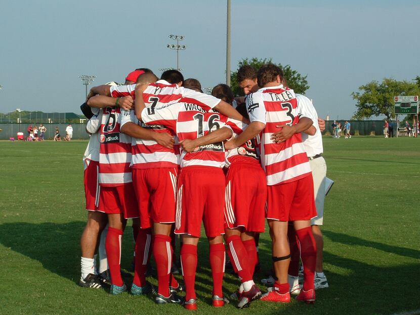 FC Dallas huddles up prior to kickoff against Wilmington Hammerheads in the 2005 US Open Cup...