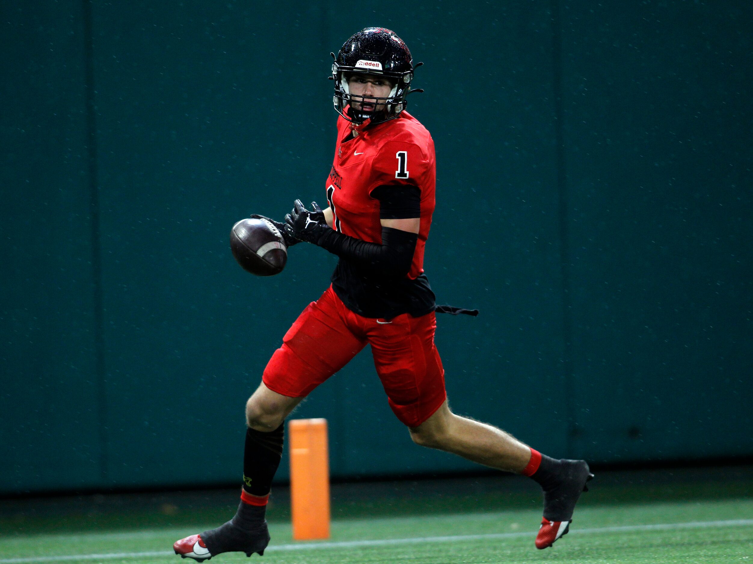 Coppell receiver Byron Tipton (1) pulls in a receiving touchdown during the 4th quarter of...