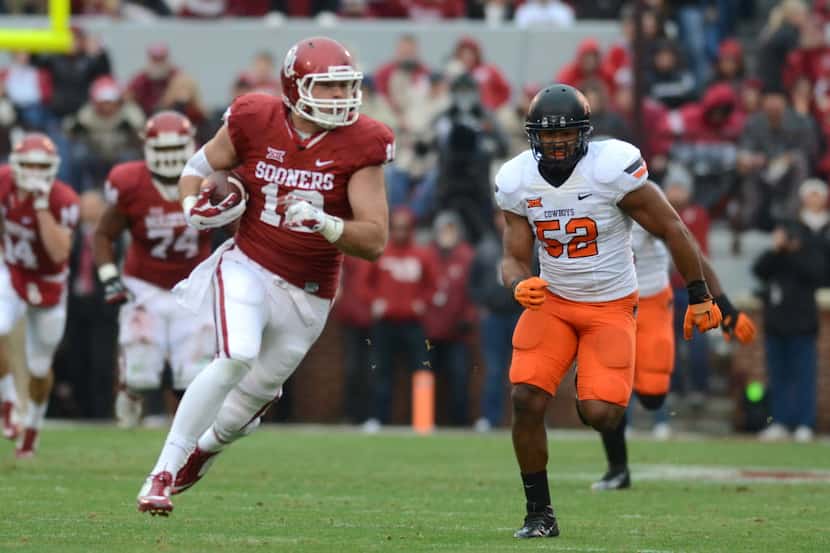 Oklahoma tight end Blake Bell runs with the ball after catching a pass during an NCAA...