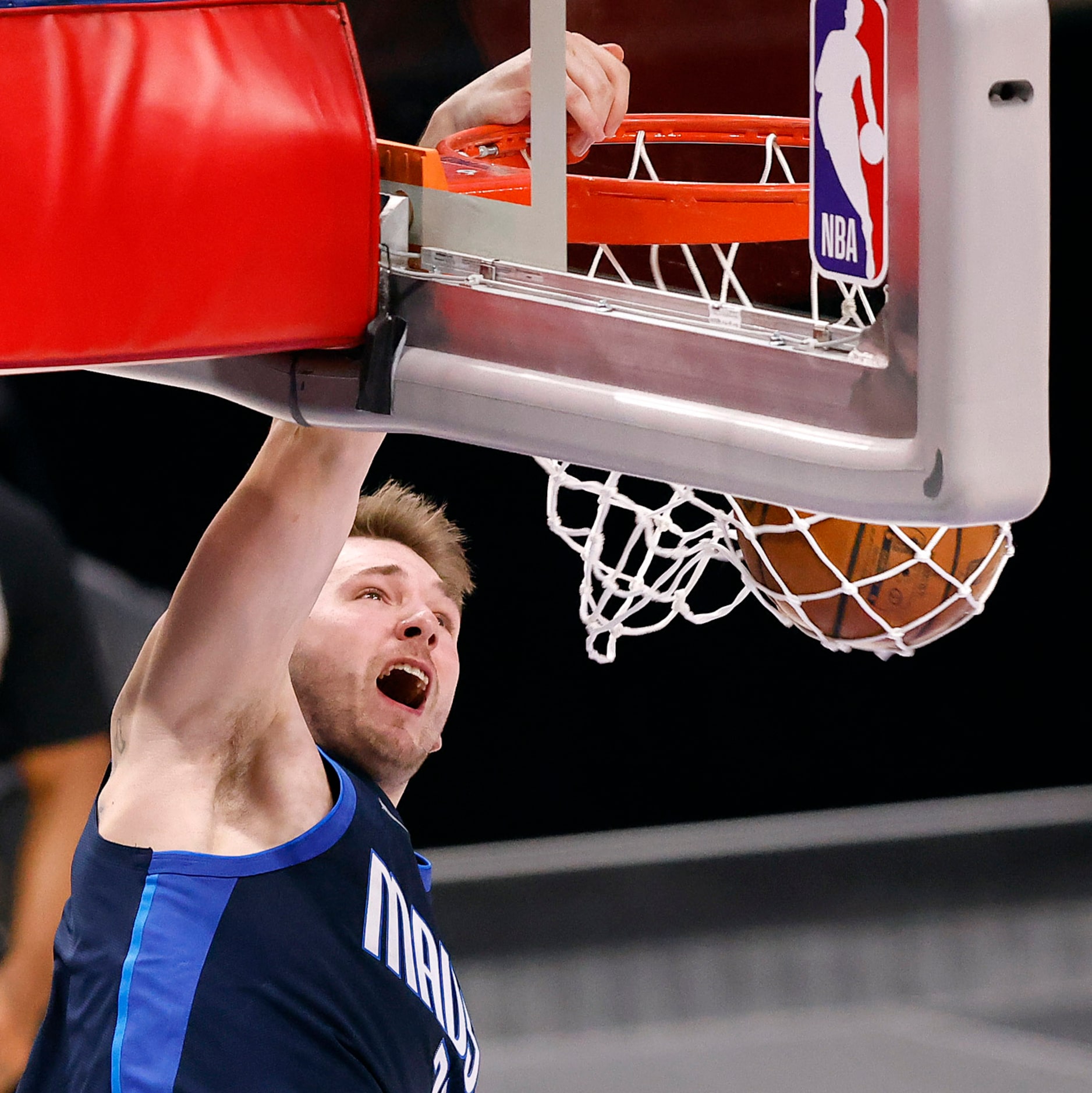 Dallas Mavericks guard Luka Doncic (77) drives and dunks the ball against the Detroit...