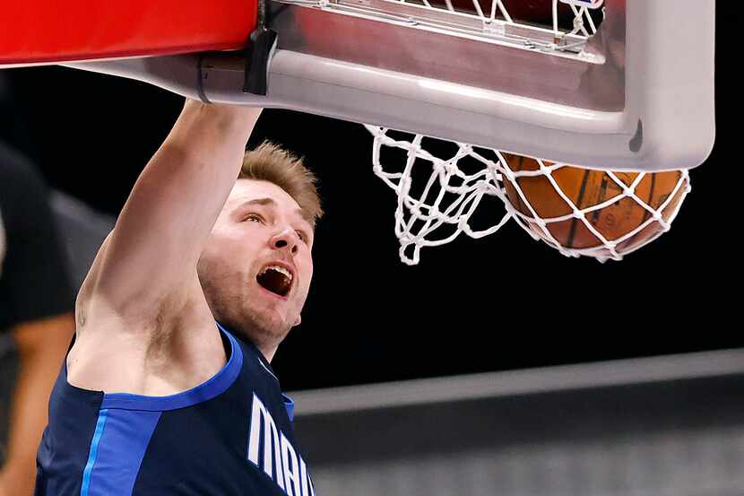 Dallas Mavericks guard Luka Doncic (77) drives and dunks the ball against the Detroit...