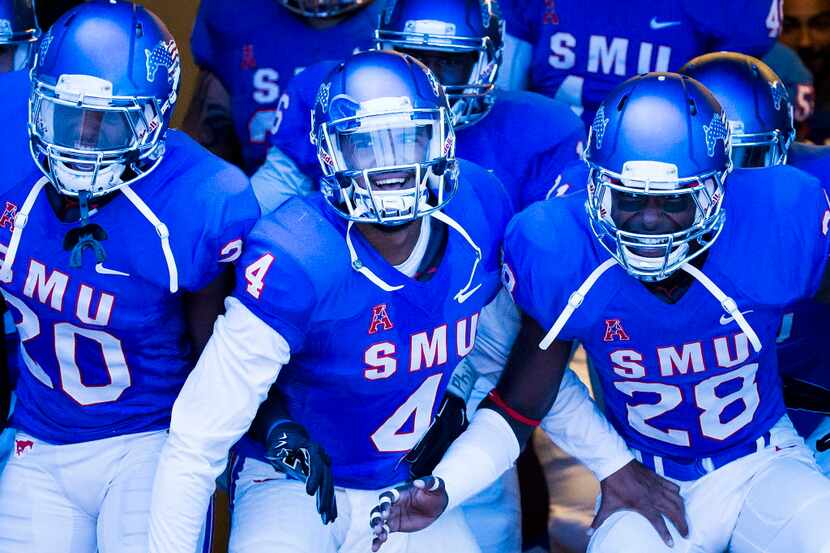 SMU quarterback Matt Davis (4) prepares to take the field with teammates before an NCAA...