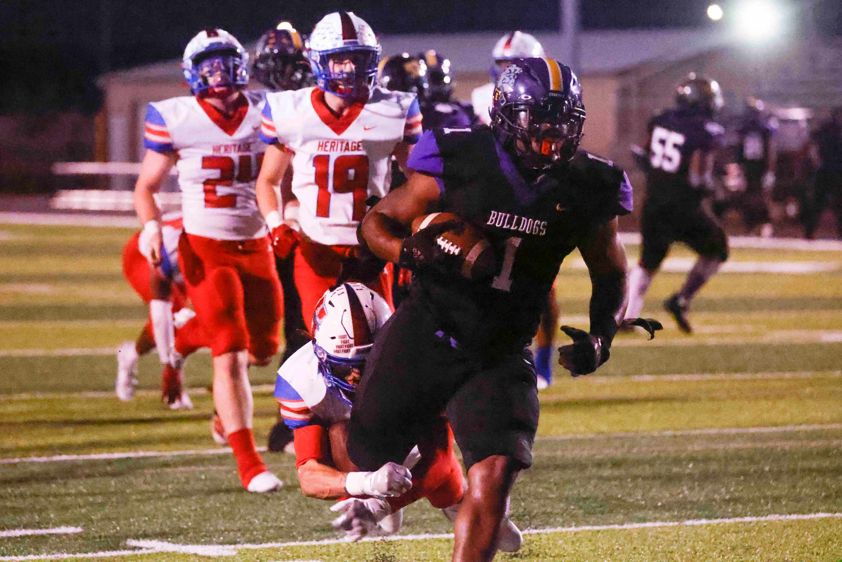 Everman High’s Errick Mills (1) completes a touchdown against Midlothian Heritage during the...