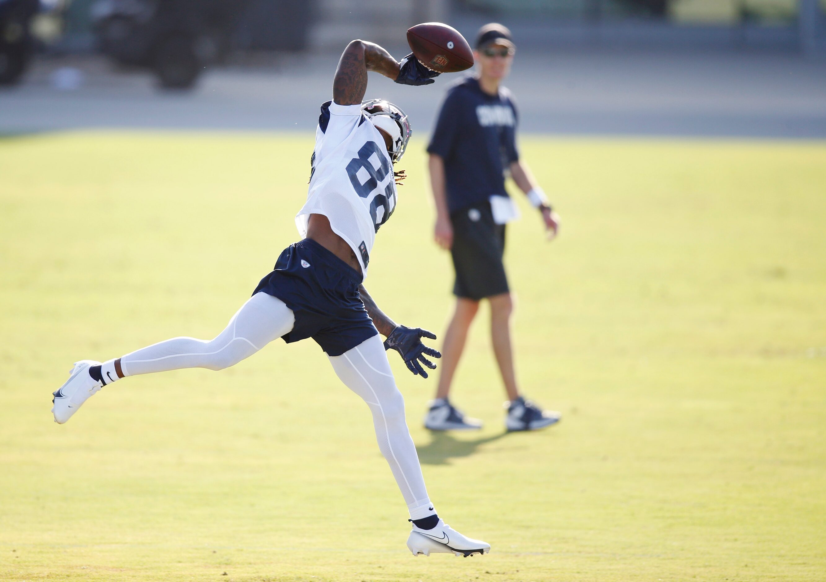 Dallas Cowboys wide receiver CeeDee Lamb (88) makes a one handed catch that he bobbled but...