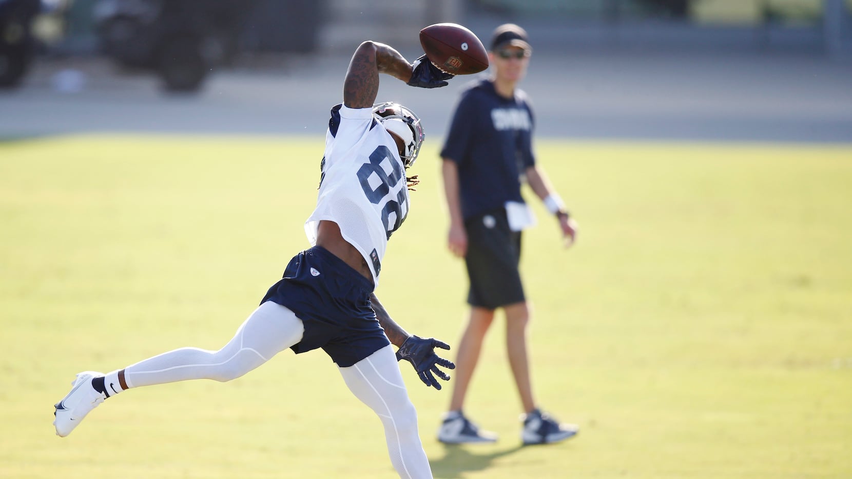 Dallas Cowboys wide receiver CeeDee Lamb (88) makes a one handed catch that he bobbled but...
