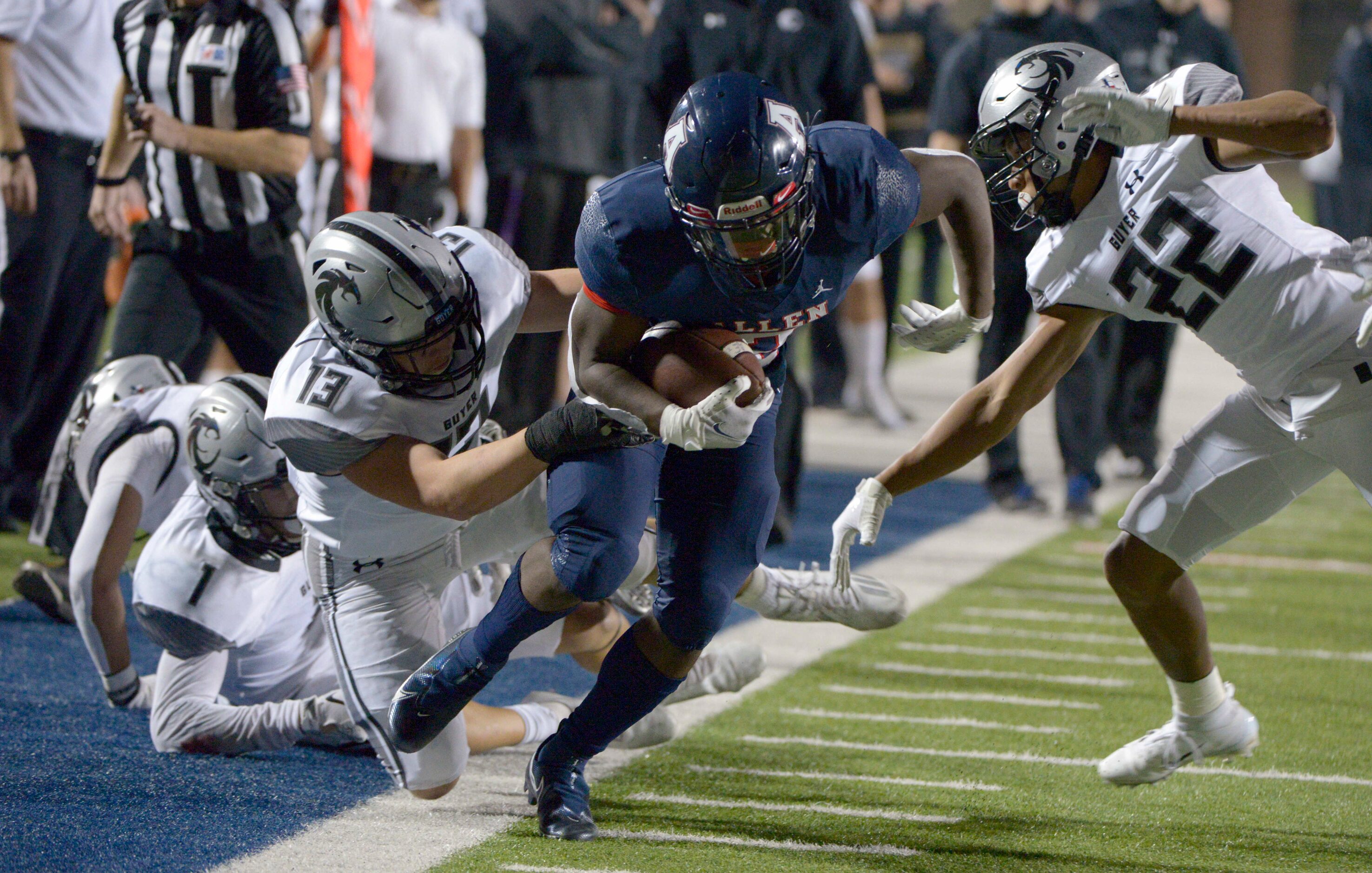 Allen’s Jaylen Jenkins (2) runs along the sidelines as Denton Guyer’s Braedyn Vallejo (13)...