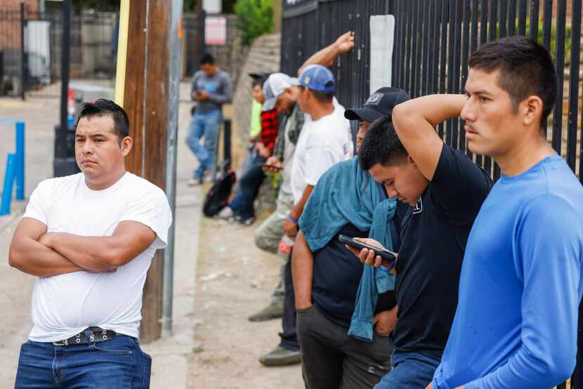 Trabajadores aguardan junto a una gasolinera Valero en Esperanza Rd, con la esperanza de...