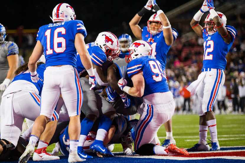 SMU Mustangs defenders keep Memphis Tigers running back Patrick Taylor Jr. (6) in the end...