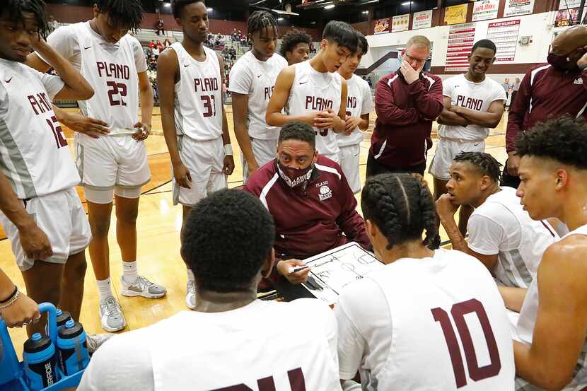 Plano Senior High School head coach Dean Christian draws up a play during a time out in the...