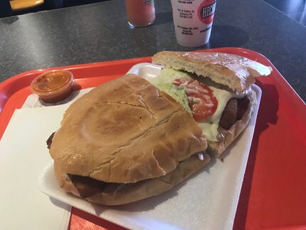 Torta de milanesa con queso que sirve Tortas La Hechicera en Arlington.