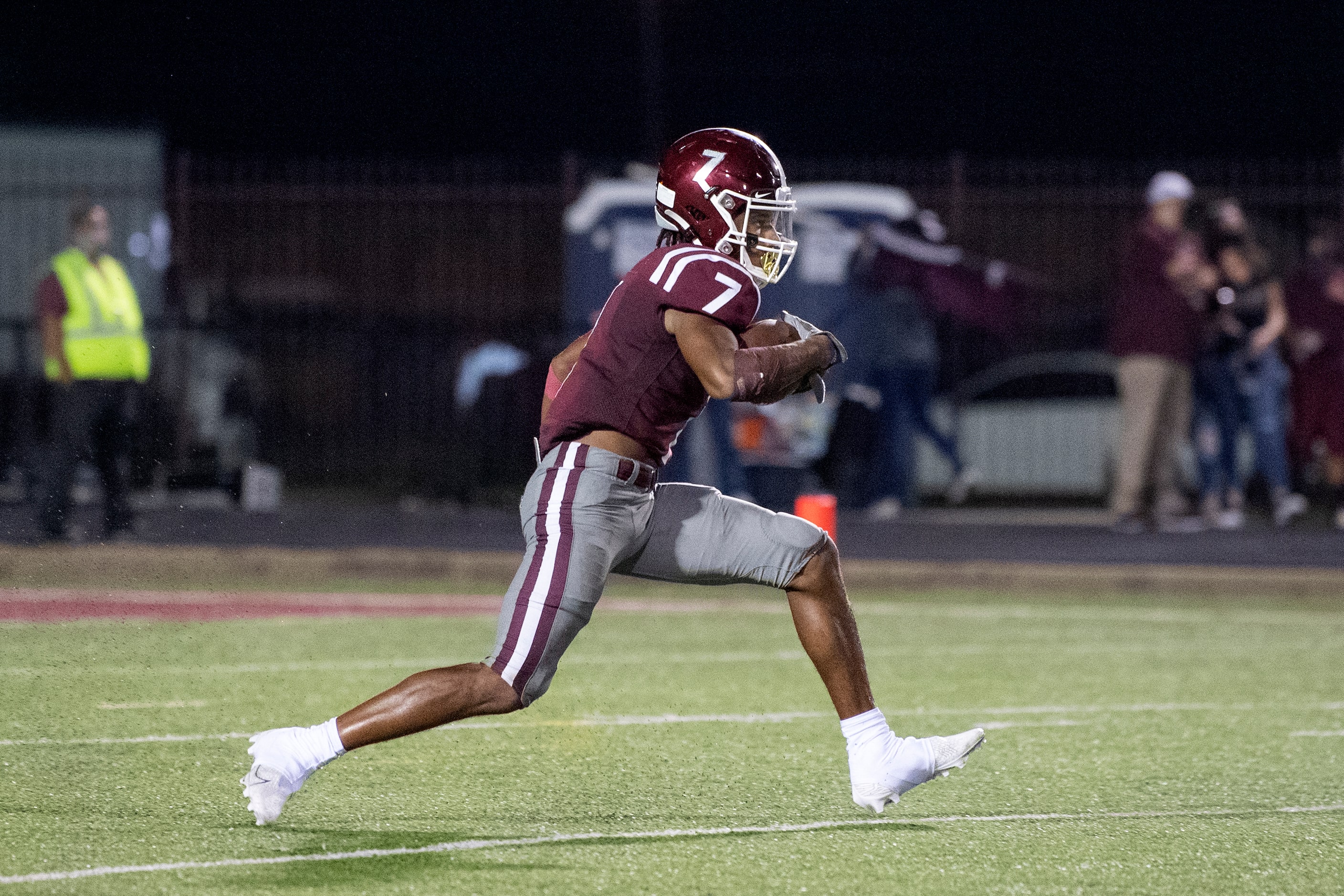 Red Oak kick returner Raymond Gay, Jr. (7) returns a kickoff against Ennis during the second...